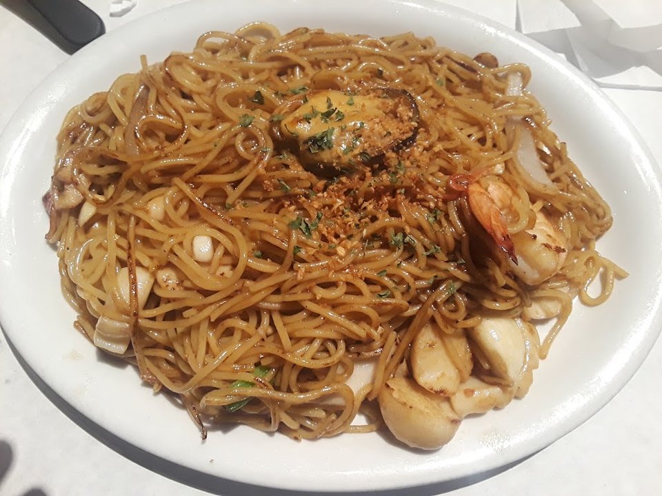 Garlic Noodles with Seafood Combo